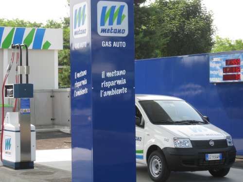Raddoppiano i “benzinai” per le auto a biometano