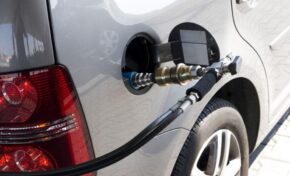 Addio auto a metano? Vendite dimezzate e il sorpasso delle elettriche